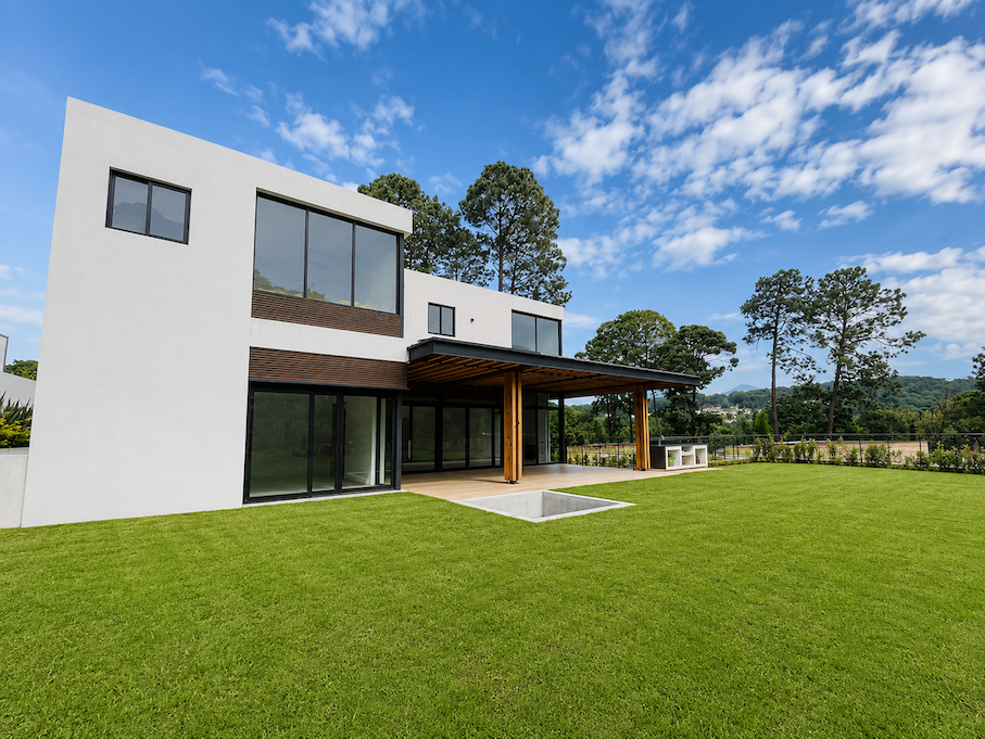 Fachada principal de casa en Avándaro con jardín privado