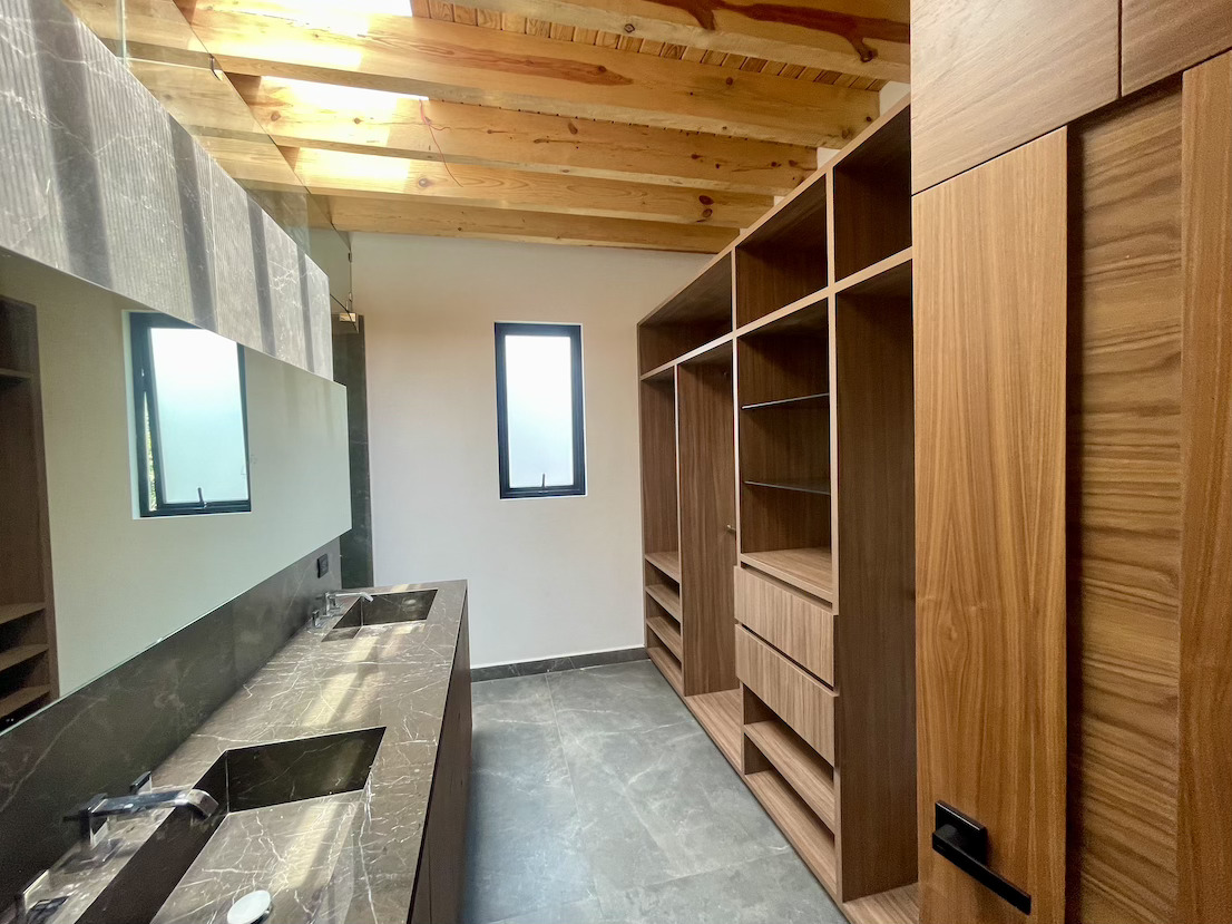 Baño con vestidor en madera