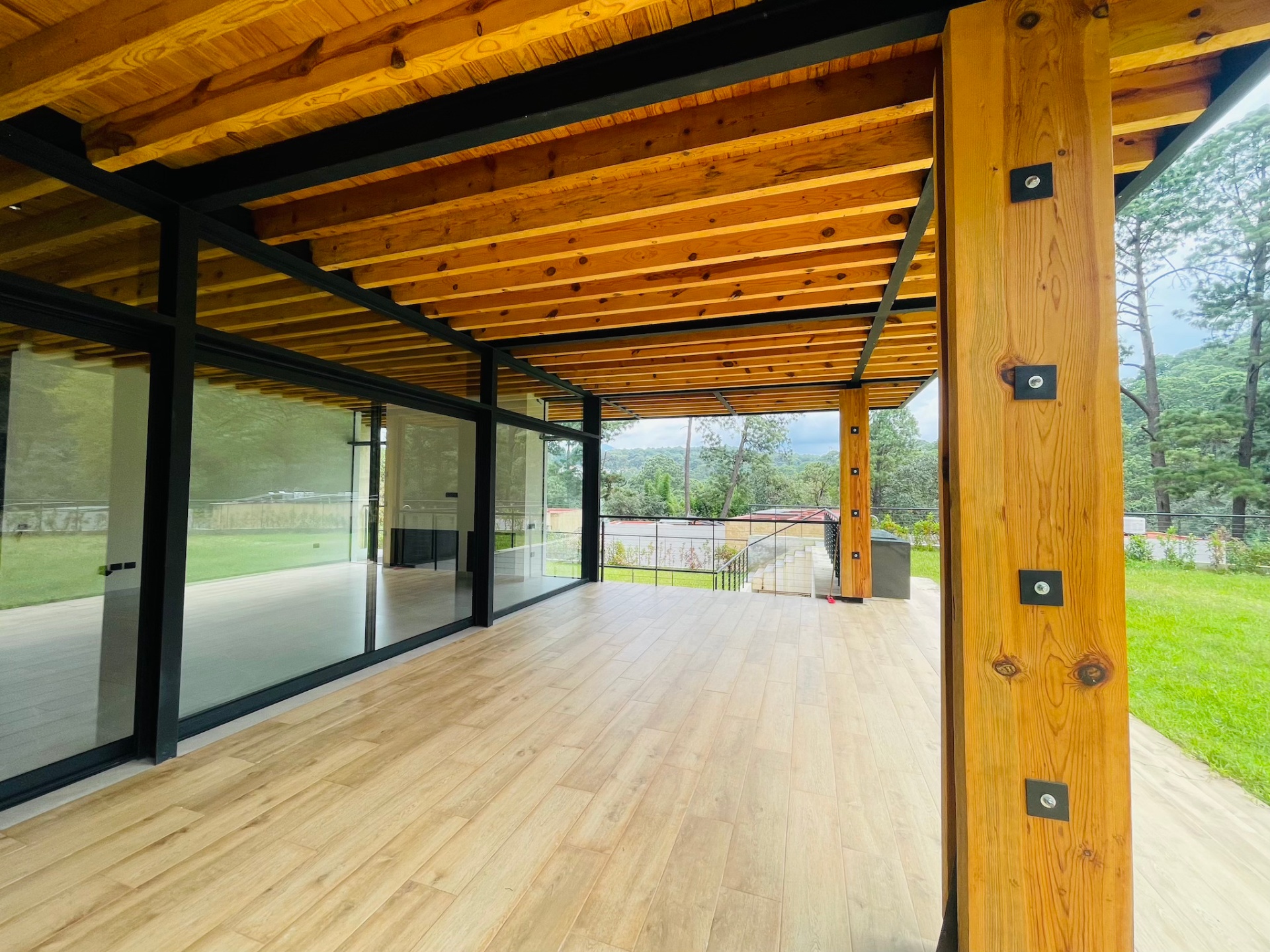 Terraza techada con piso de madera